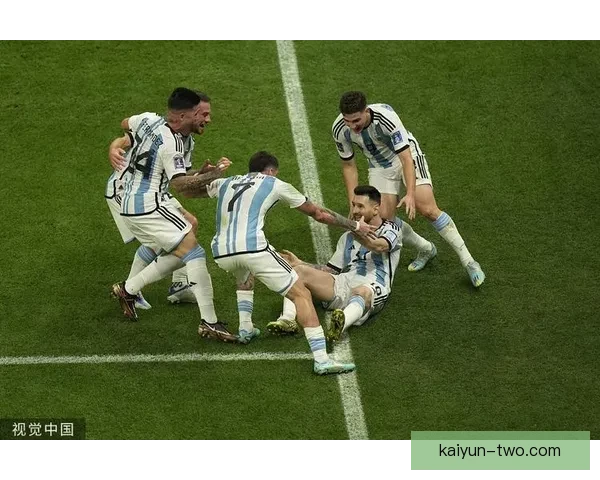 梅西在点球大战中的表现稳健，压力应对能力令人赞赏